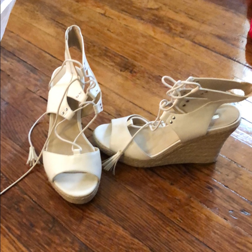 Cream guess shoes barely worn!!!